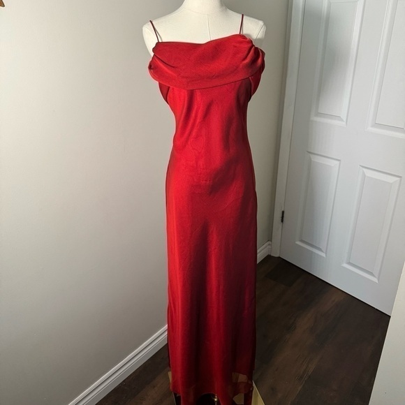 Vintage old Hollywood glamour inspired red gown - Picture 3 of 7